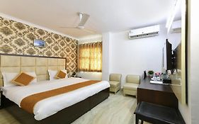 Hotel The First Agra 3*