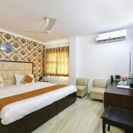 Hotel The First By Goyal Hotelie Agra  Exterior photo