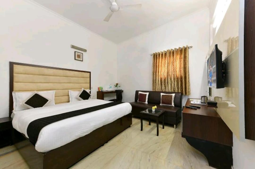 Hotel The First By Goyal Hotelie Agra  Exterior photo