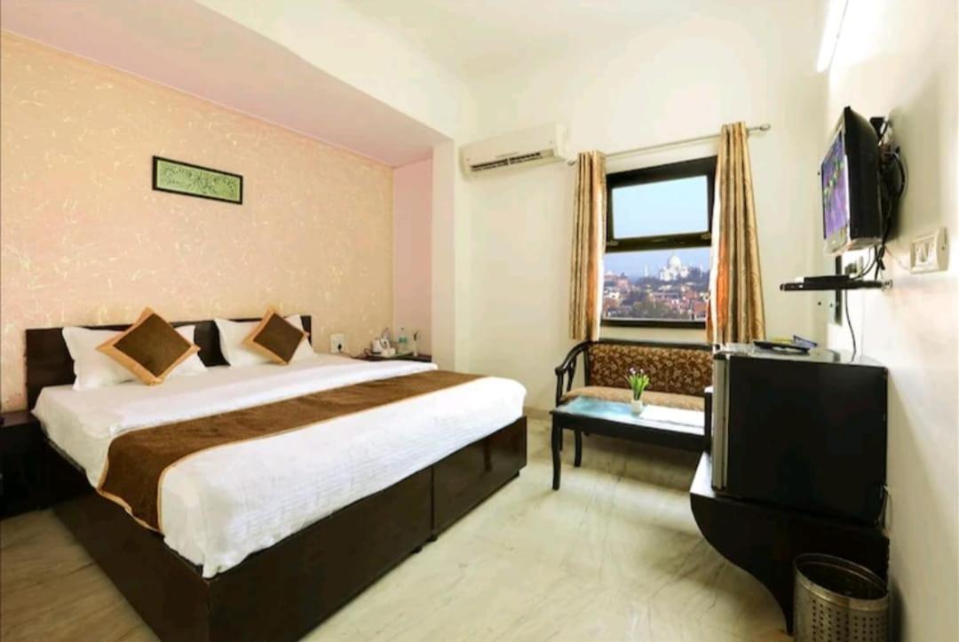 Hotel The First By Goyal Hotelie Agra  Exterior photo