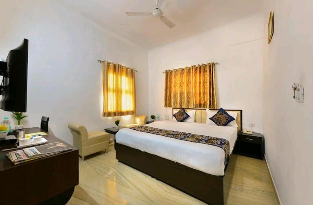 Hotel The First By Goyal Hotelie Agra  Exterior photo