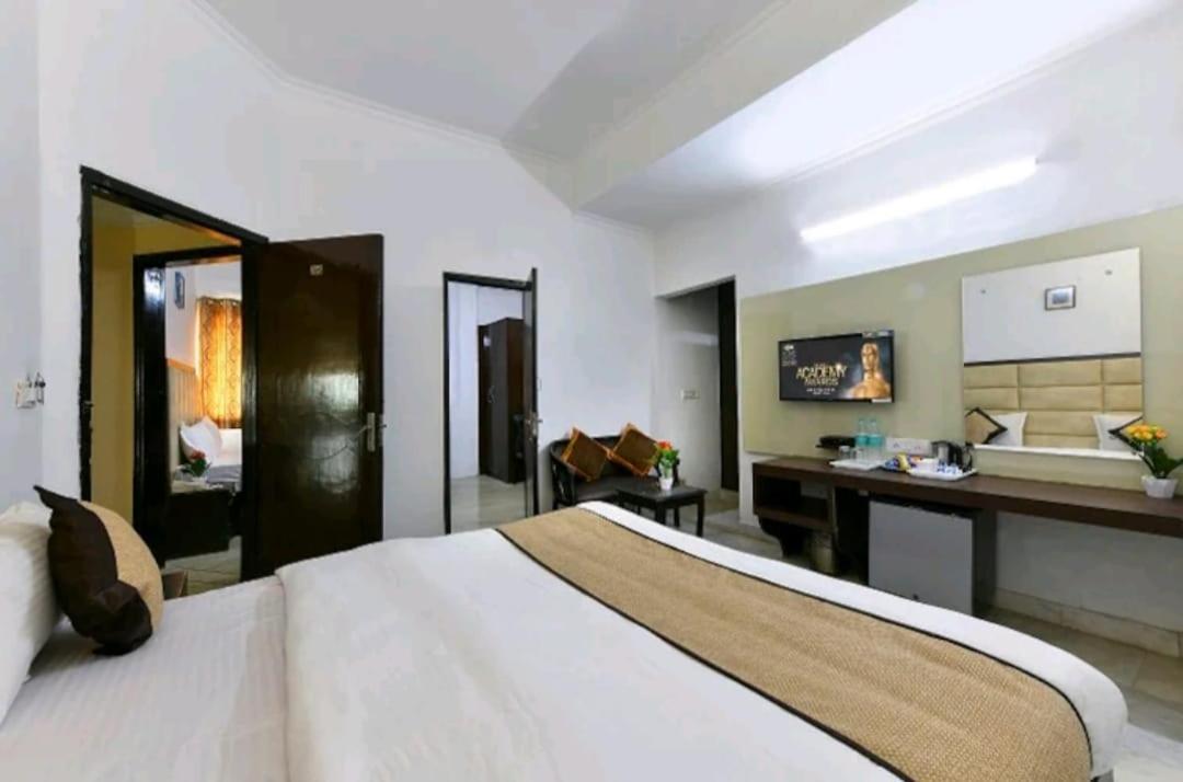 Hotel The First By Goyal Hotelie Agra  Exterior photo
