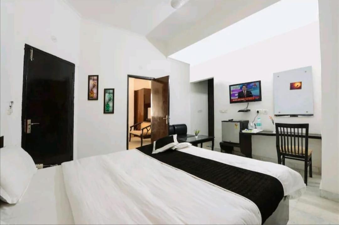 Hotel The First By Goyal Hotelie Agra  Exterior photo