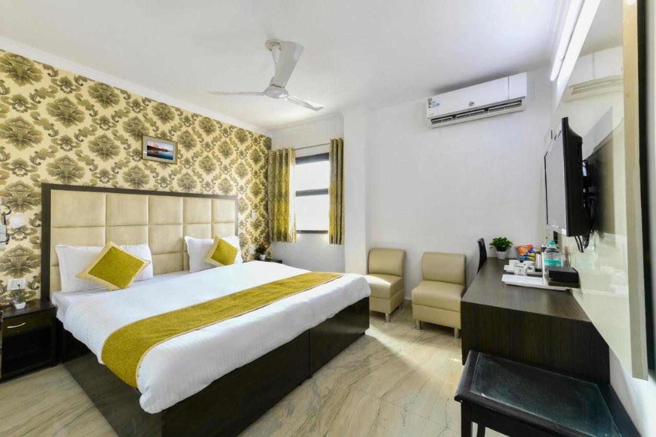 Hotel The First By Goyal Hotelie Agra  Exterior photo